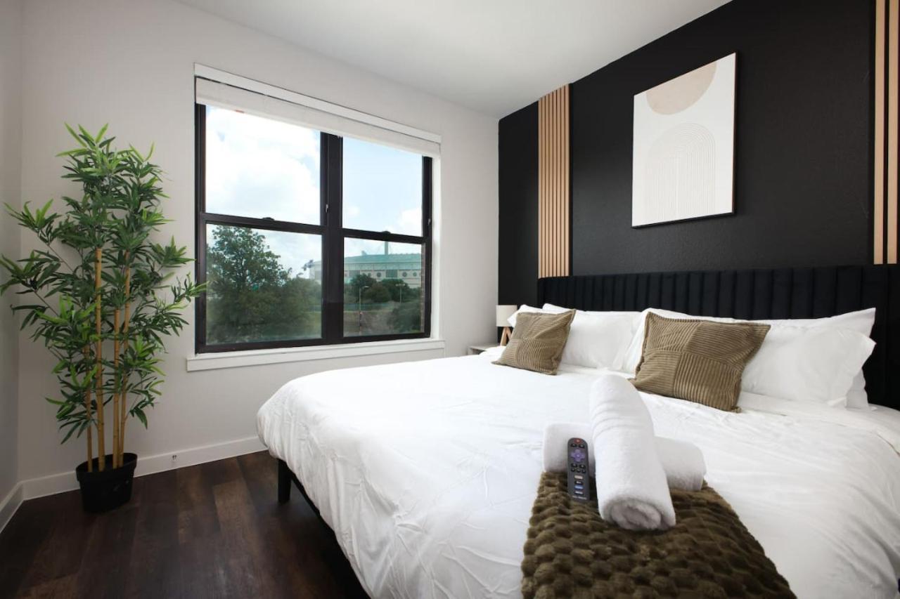 Modern 2br-w Prkng, Near Rvrwalk, Dome & Conv Ctr Apartment *